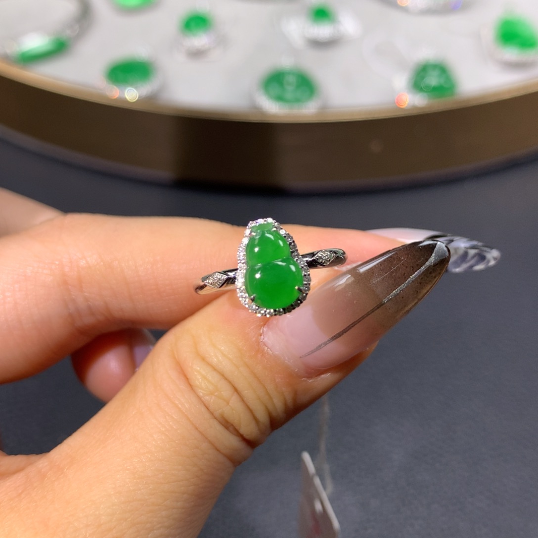 翡翠戒指18K金镶嵌翡翠