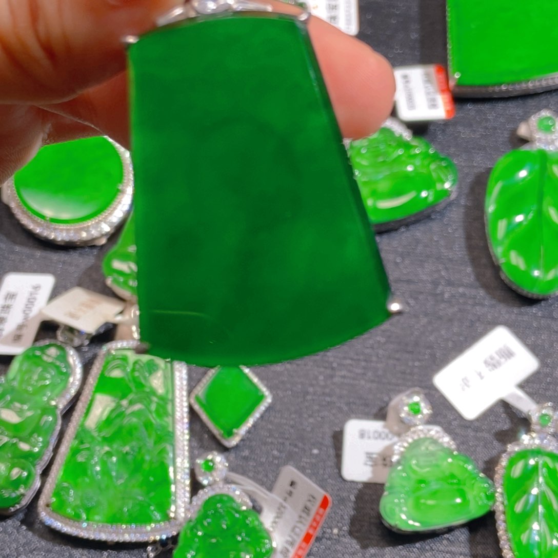 翡翠未镶嵌吊坠(不含链)M****e