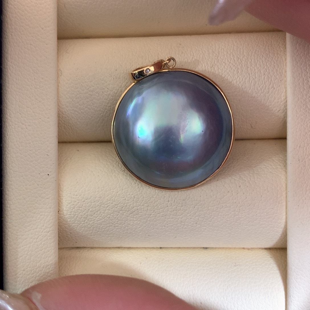 拼合珍珠（马贝珠）颈饰18K金镶嵌