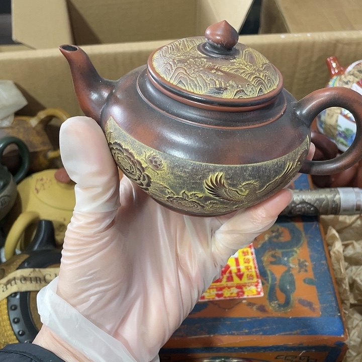 茶壶紫砂原矿泥料，纯手工制作的一把紫砂壶。