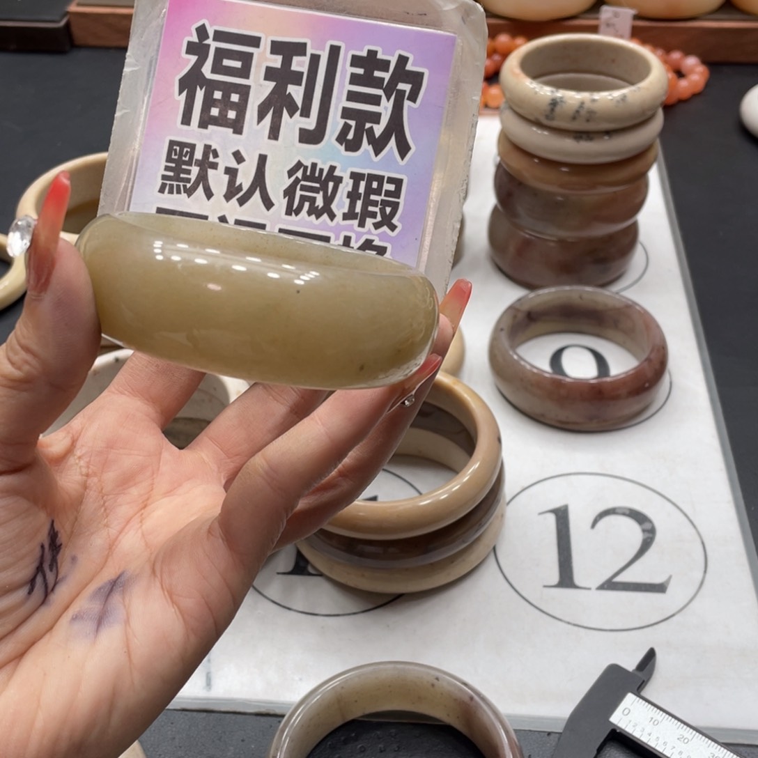 石英质玉未镶嵌手镯鸿****浴