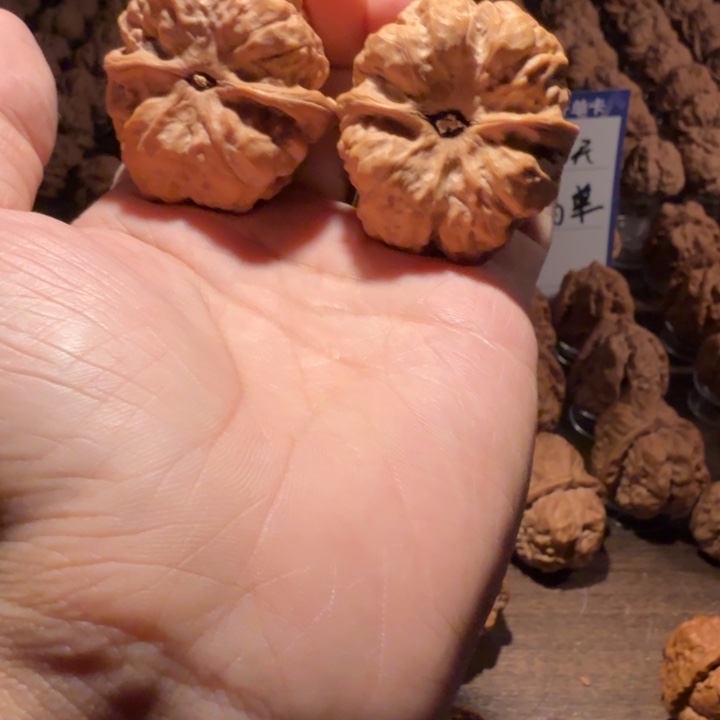 卡***兹文玩核桃把件蛤蟆的眼睛是真的好看啊