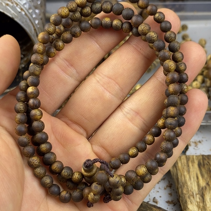 沉香沉香碎屑➕女款：棋楠沉香红金猊05多圈9克