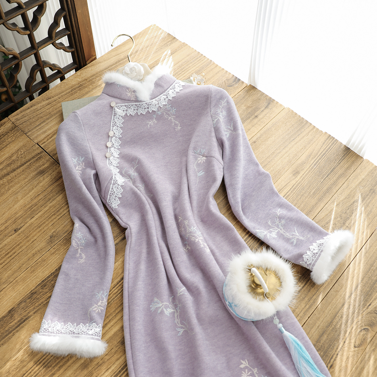 俏娘鱼紫色绣花新中式毛绒领旗袍女2025冬季新款保暖加绒日常可穿