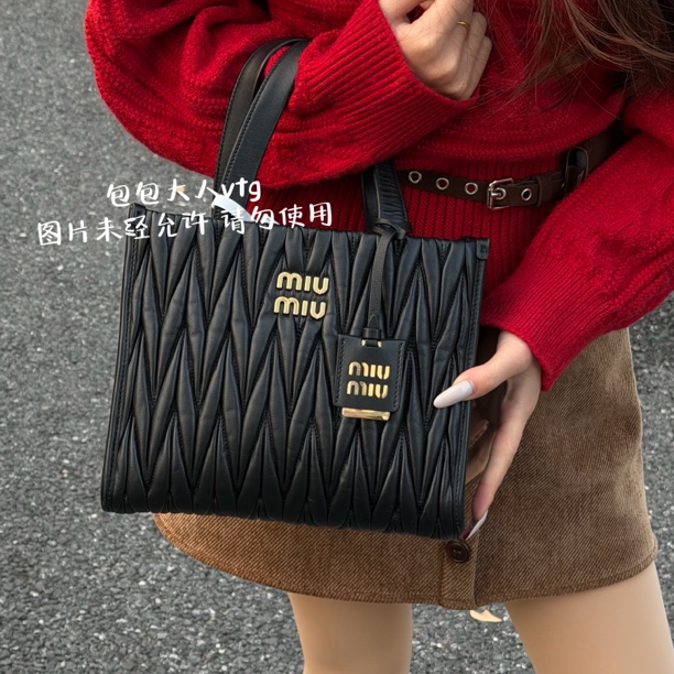 99新 MIU MIU/缪缪 （新款在售）黑金中号Matelasse托特手提单肩包