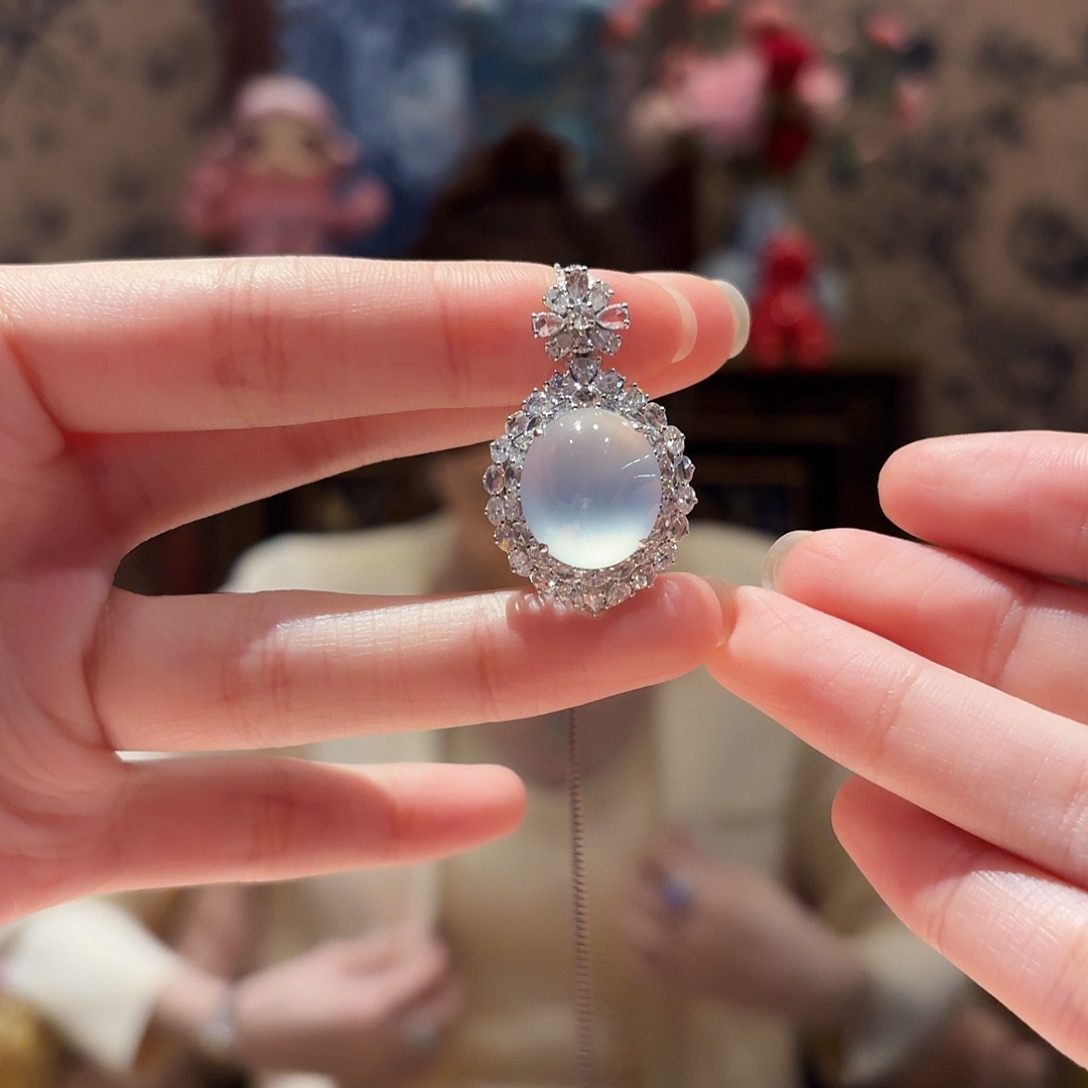 翡翠吊坠(赠链)18K金镶嵌吊坠