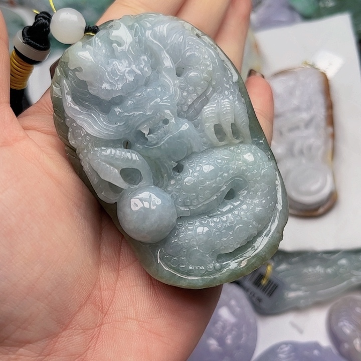 风***淡翡翠未镶嵌颈饰挂件