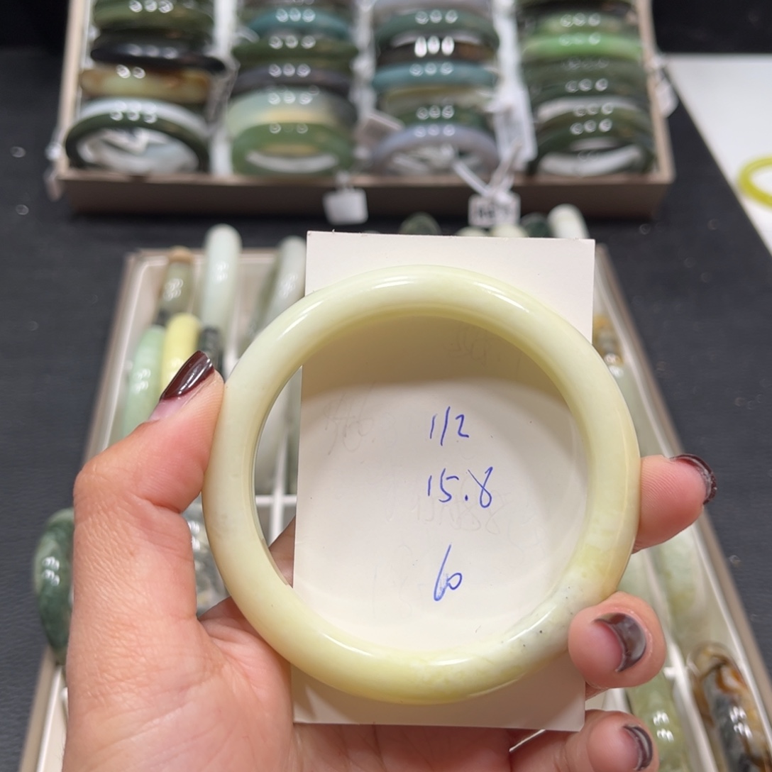 蛇纹石玉未镶嵌手镯