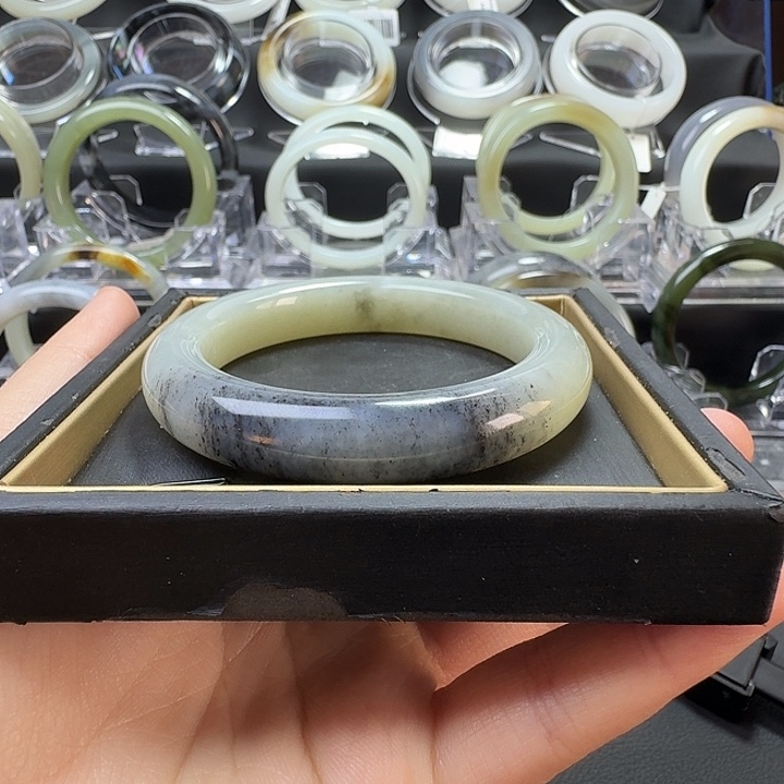 和田玉未镶嵌手镯