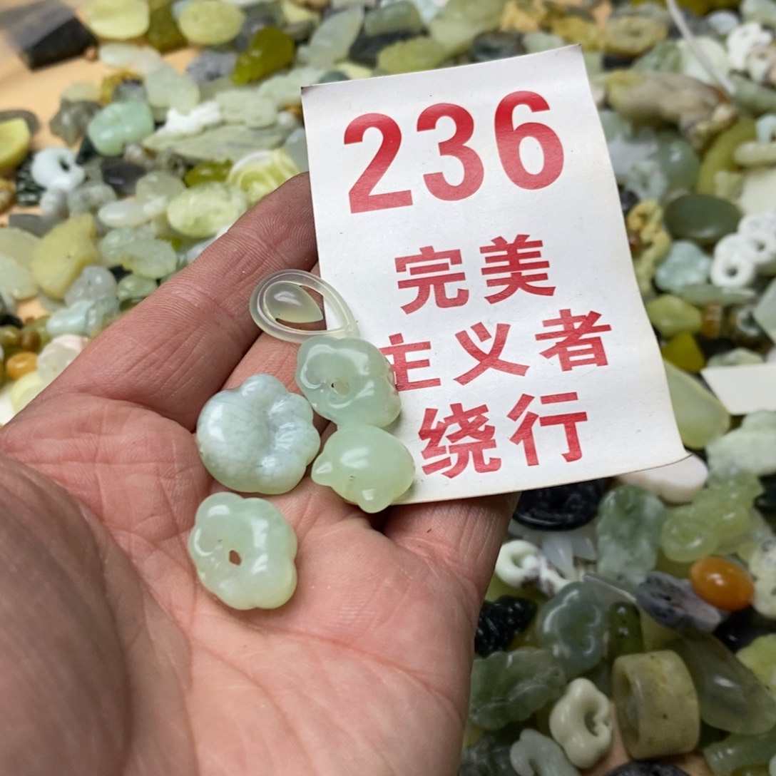 蛇纹石玉挂坠未镶嵌