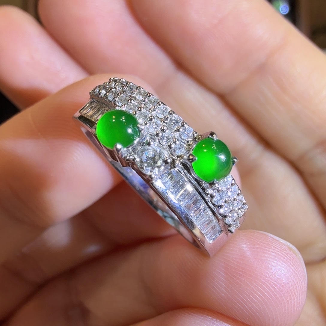 翡翠戒指18K金镶嵌龙石种蛋面