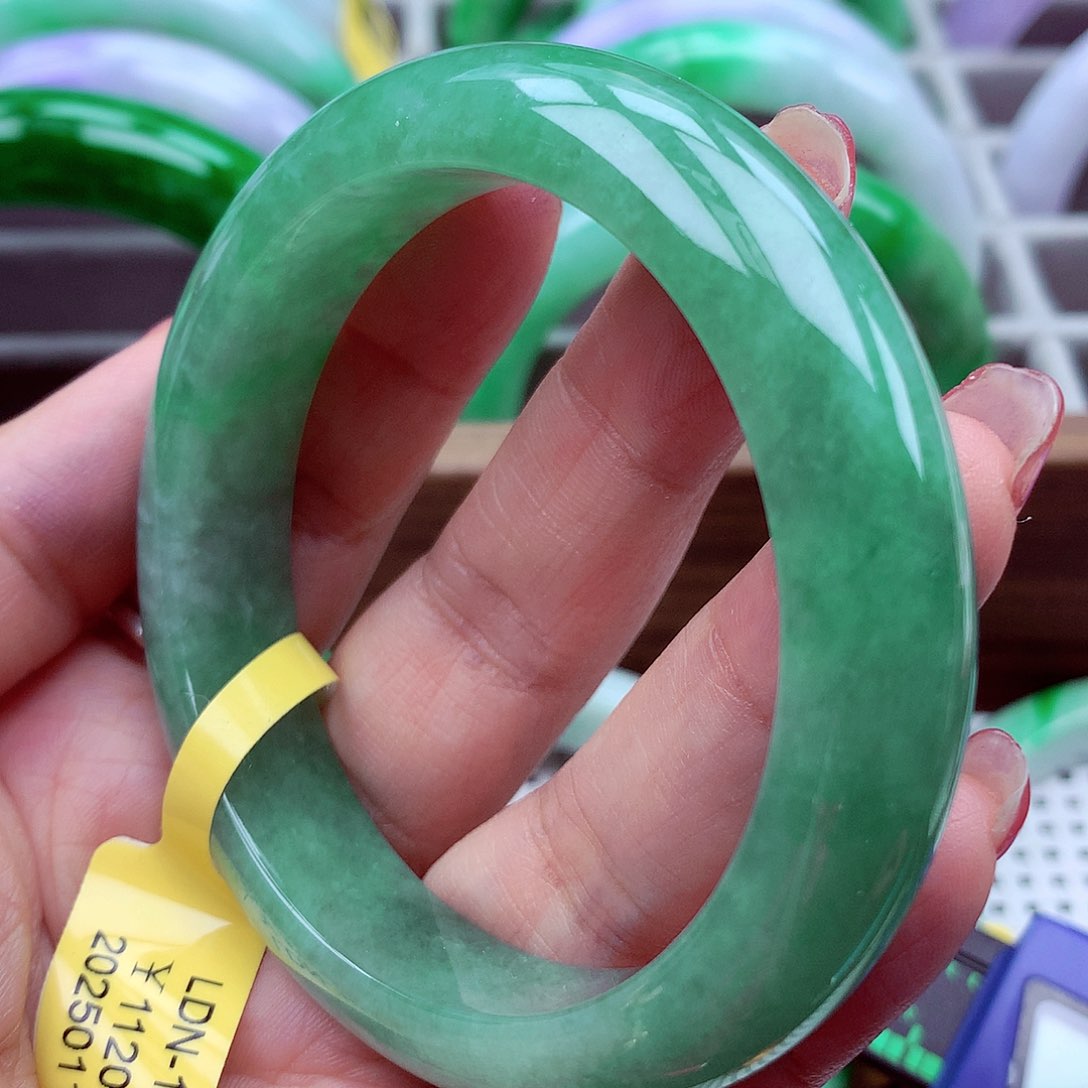 翡翠手镯未镶嵌翡翠