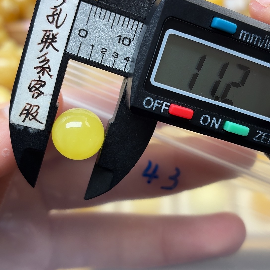 路***通蜜蜡未镶嵌裸石蜜蜡