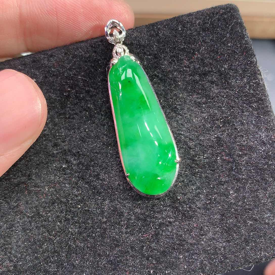 翡翠吊坠(赠链)18K金镶嵌