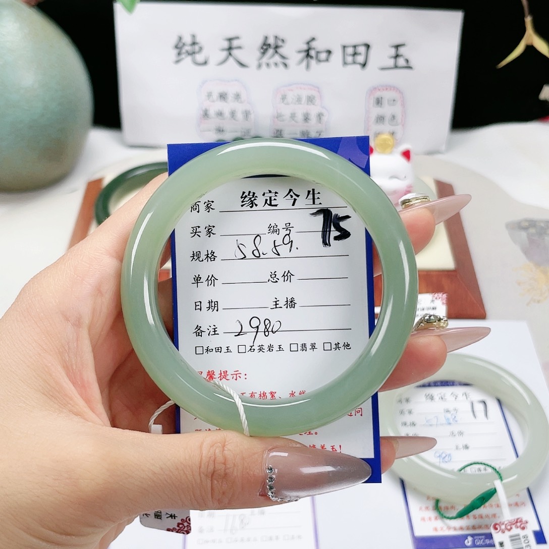 和田玉手镯未镶嵌