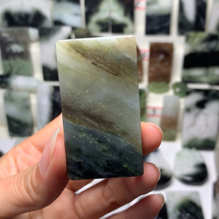 *****独山玉未镶嵌颈饰