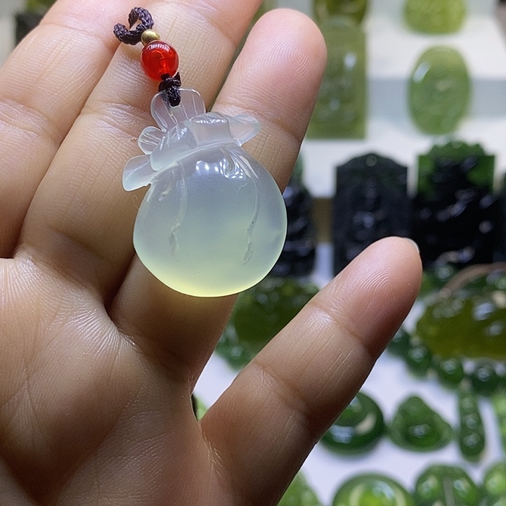 蛇纹石玉颈饰未镶嵌