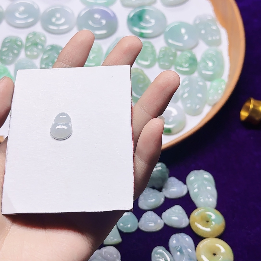 海***念翡翠未镶嵌吊坠(赠链)翡翠