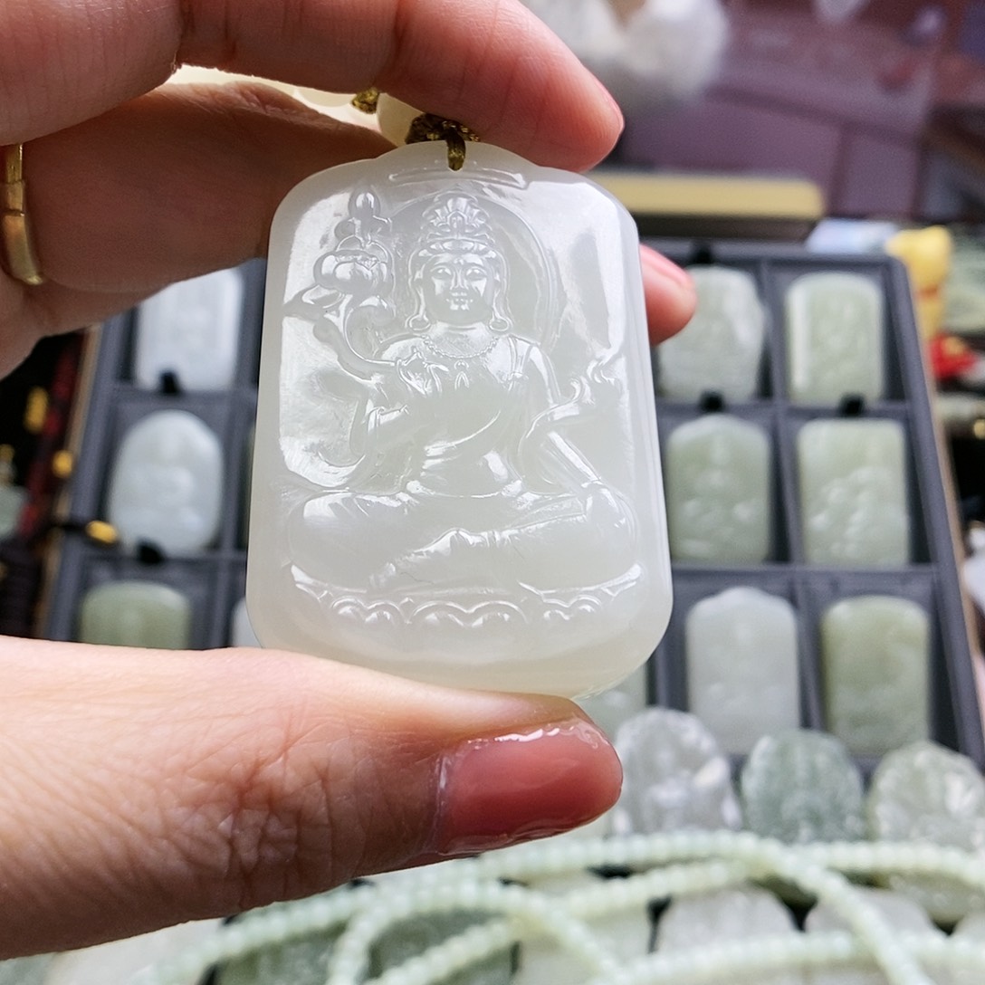 和田玉颈饰未镶嵌三*?