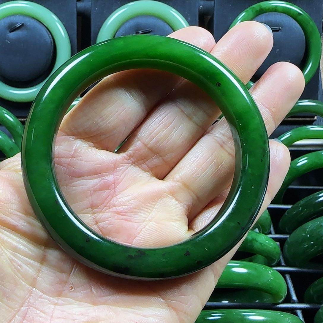 和田玉手镯未镶嵌颜