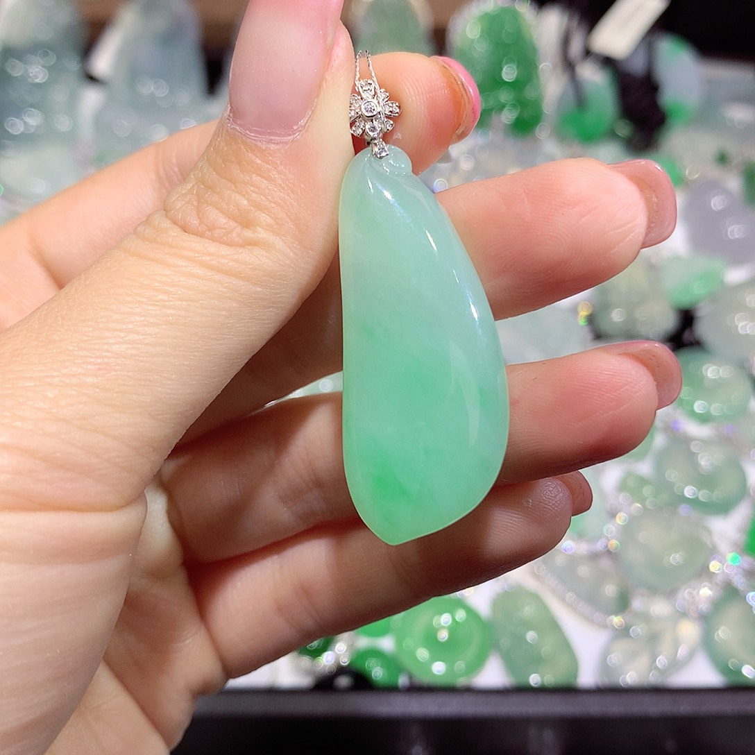 翡翠18K金镶嵌颈饰瓜