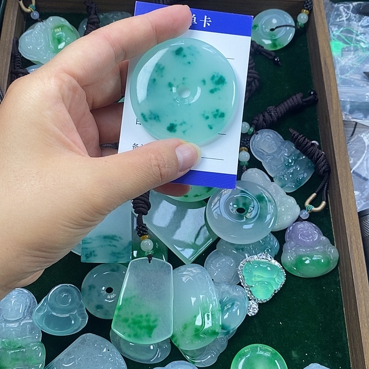 龍***爷翡翠未镶嵌颈饰平安扣