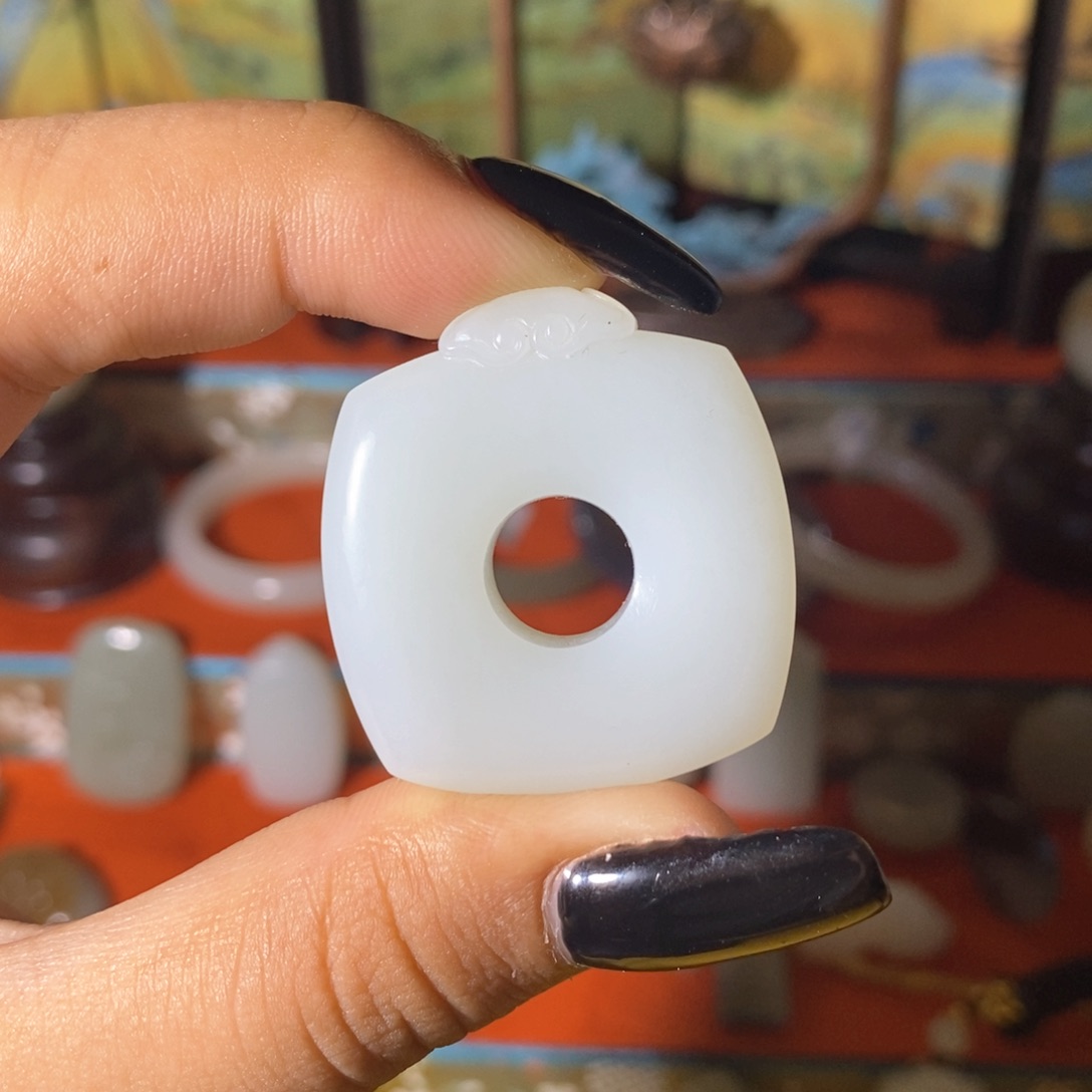 颈饰未镶嵌和田玉（糖玉）