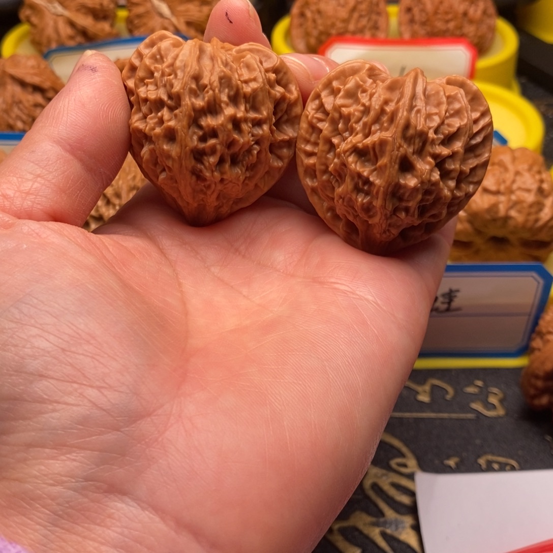 ****文玩核桃吊坠血灯笼