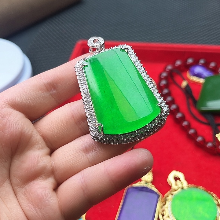 翡翠颈饰未镶嵌嗷嗷