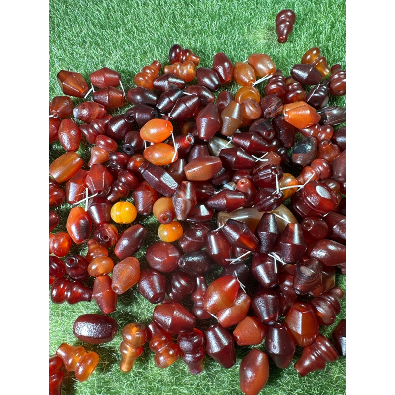 天然巴西玛瑙做旧红珠子，手工珠尺寸不一，拍下默认随机发货一个