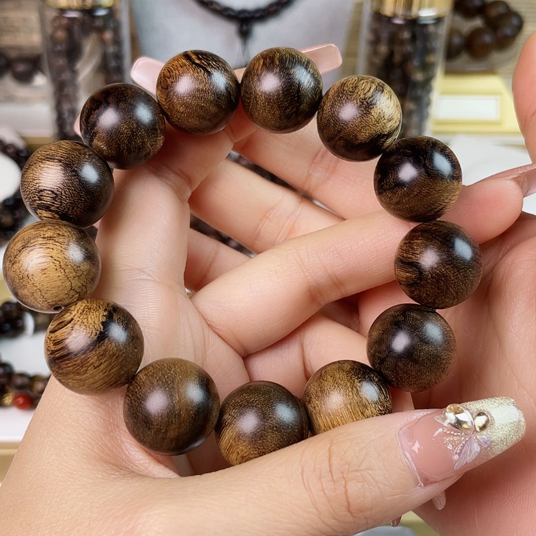 沉香手串G****d越南芽庄老白棋玉化老料满瘤疤虎斑1.8