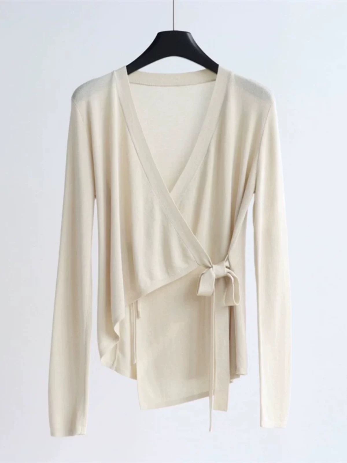 【女装孤品】 默认微瑕--百搭v领显瘦打底气质