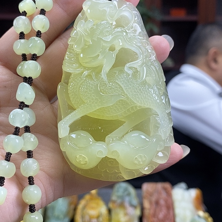 蛇纹石玉未镶嵌颈饰