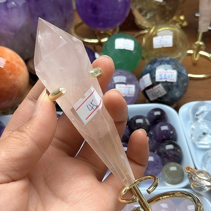 97克粉水晶权仗未镶嵌水晶