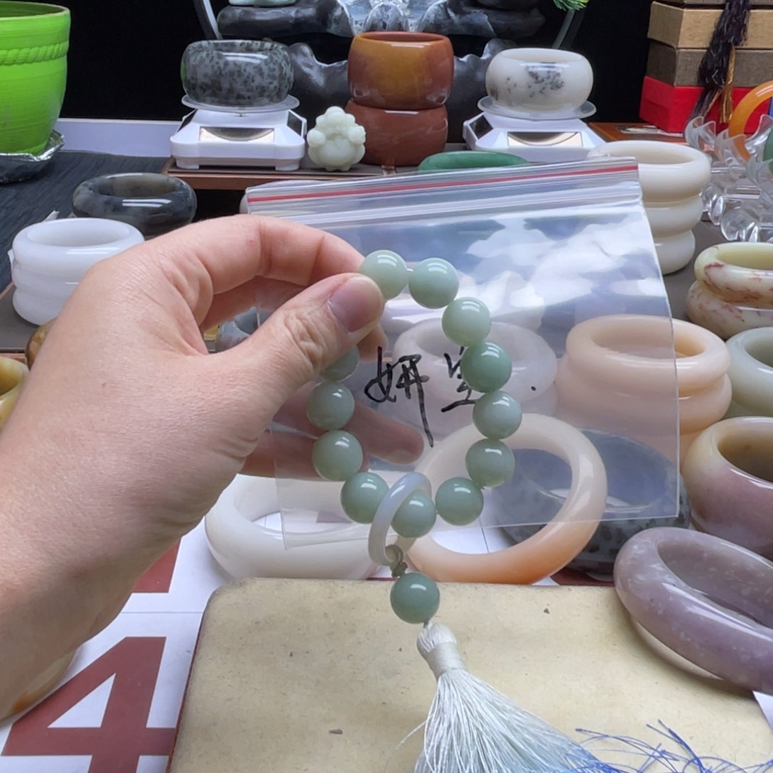 妍***宝石英岩玉未镶嵌手镯