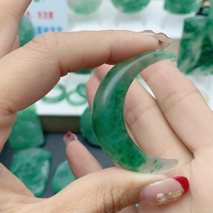 颈饰未镶嵌石英质玉