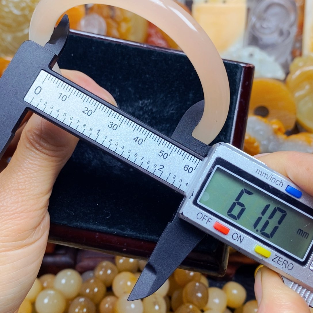 石英质玉（黄龙玉）未镶嵌颈饰