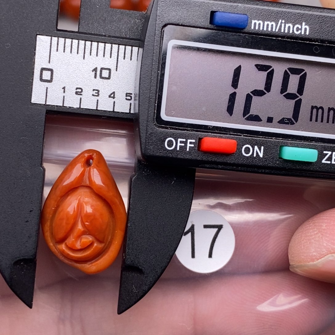 南红玛瑙未镶嵌配饰有瑕疵