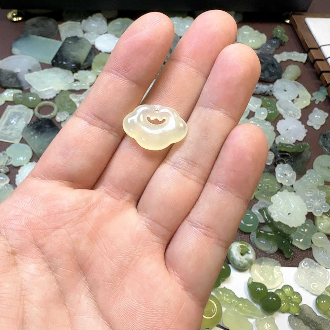 蛇纹石玉颈饰未镶嵌