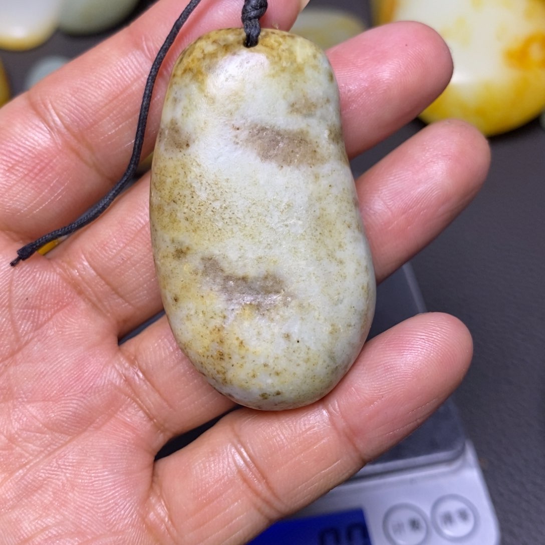 和田玉未镶嵌把件