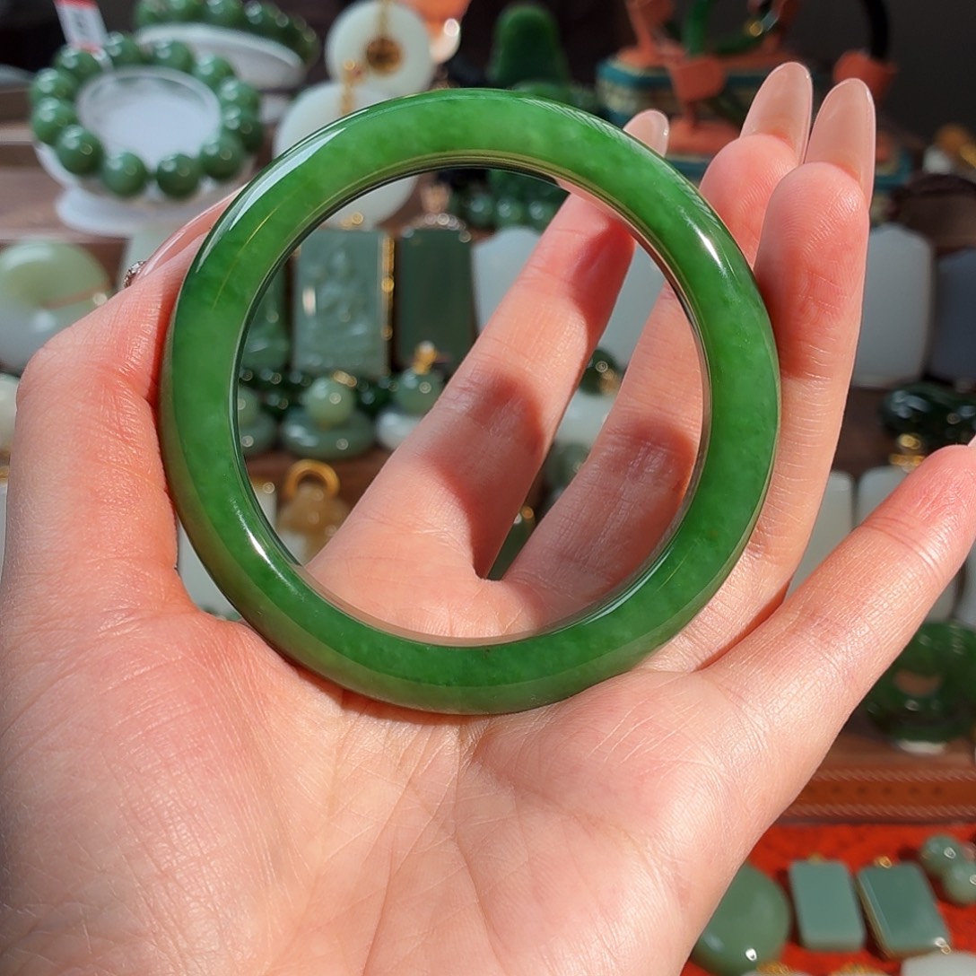 婷***婷和田玉未镶嵌手镯