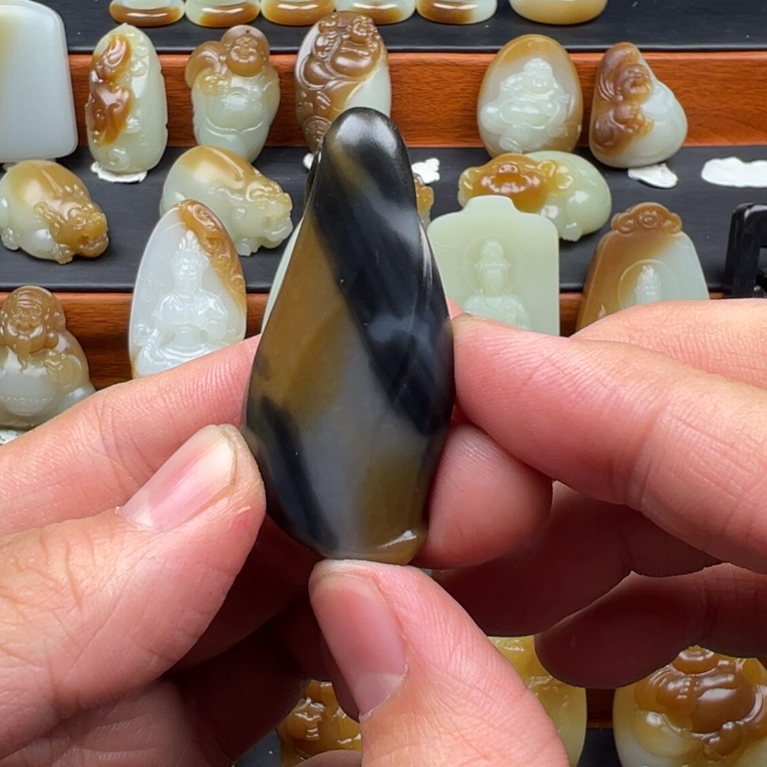 和田玉（糖玉）颈饰未镶嵌不**远