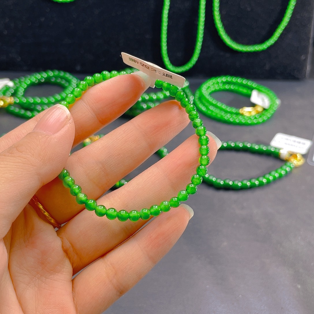 翡翠未镶嵌颈饰   