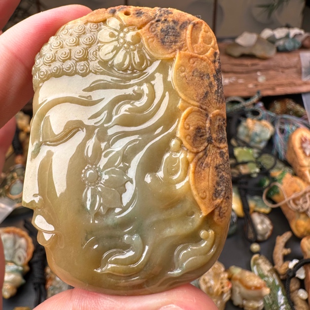 佛观天下特色孤品翡翠吊坠