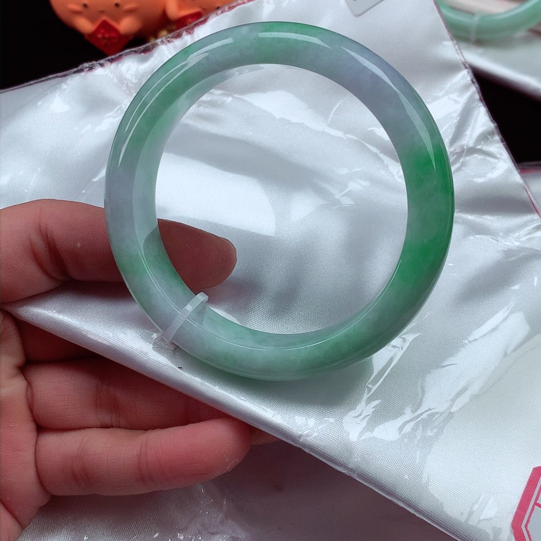 翡翠手镯未镶嵌舞**春翡翠