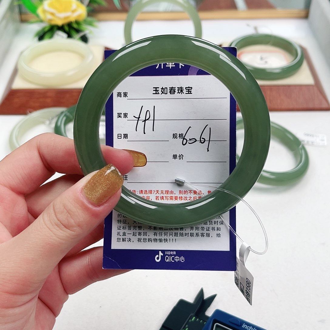 和田玉手镯未镶嵌永****?