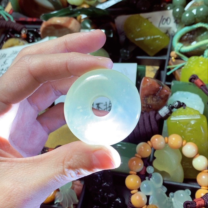 蛇纹石玉颈饰未镶嵌