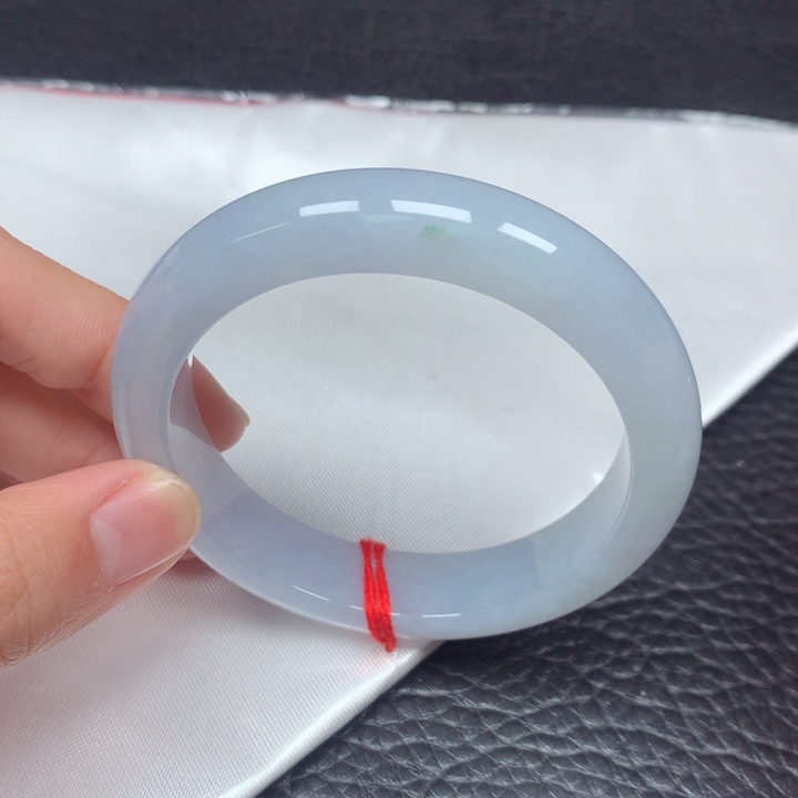翡翠手镯未镶嵌。