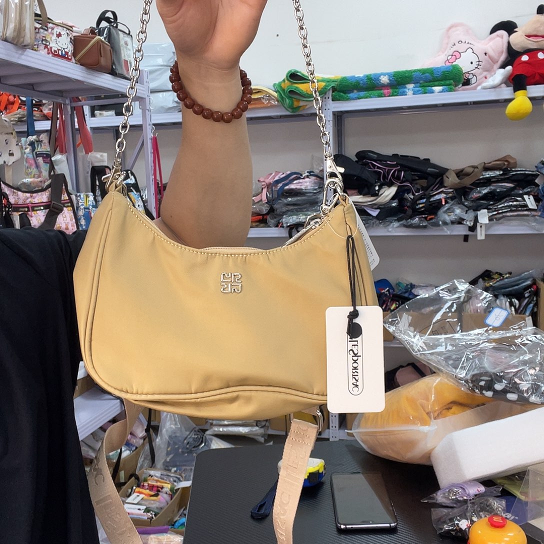 PU化妆包等产品为一体