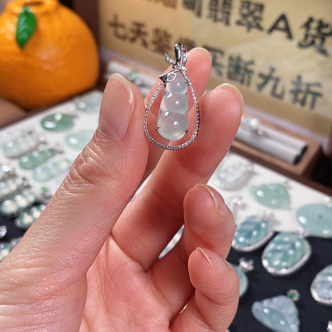 翡翠18K金镶嵌颈饰天然缅甸翡翠吊坠福豆